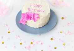 美丽的小白色bento蛋糕装饰新鲜的花粉红色的绣球花快乐生日刻字