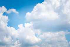 积雨云云积云云蓬松的棉花毛茸茸的云蓝色的天空白色毛茸茸的云蓝色的天空景观
