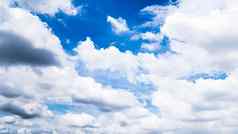 美丽的白色fluffys云天空背景蓝色的天空背景复制空间