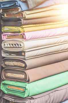 色彩斑斓的织物卷纺织商店行业卷明亮的彩色的织物