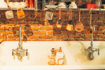 古董厨房餐具墙水槽复古的厨房用具复古的厨房