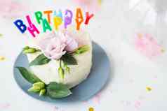 美丽的明亮的bento蛋糕装饰新鲜的eustoma花背景糖果登记快乐生日气球概念假期微笑