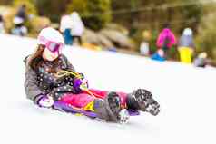 年轻的女孩平底雪橇滑雪澳大利亚