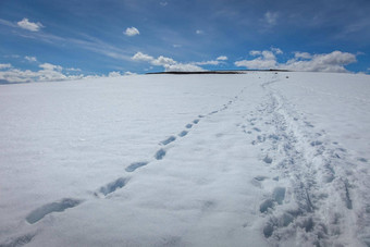 冰雪覆盖山登山家的足迹约顿海门挪威