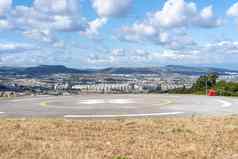 停机坪直升机着陆垫紧急医院葡萄牙云天空城市背景