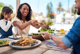 使维护健康的饮食美丽的年轻的女人碟形的沙拉丈夫板享受餐家庭在户外