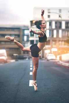 说话梦想把行动美丽的年轻的女人芭蕾舞在户外城市