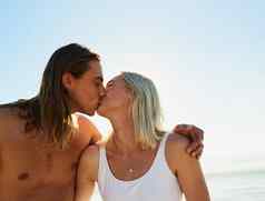爱计数充满深情的年轻的夫妇接吻海滩