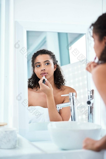 好阴影口红修复美丽的女人应用口红浴室镜子