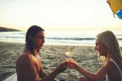 爱罗马焰火筒快乐年轻的夫妇有趣的照明罗马焰火筒日期海滩日落