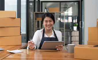 肖像亚洲小业务企业家锻造工作盒子首页锻造电子商务数字技术概念