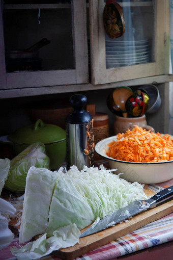 减少卷心菜磨碎的胡萝卜准备首页使卷心菜<strong>酸菜</strong>农场厨房