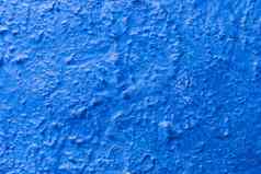 不规则的青铜表面覆盖蓝色的油漆
