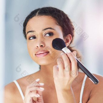 添加破折号闪闪发光的一天年轻的女人应用化妆脸颊浴室首页
