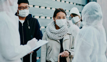 旅行女人科维德温度扫描边境医疗安全筛选测试安全流感大流行外国人旅行者到达机场脸面具