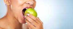 丰富的维生素认不出来女人咬苹果