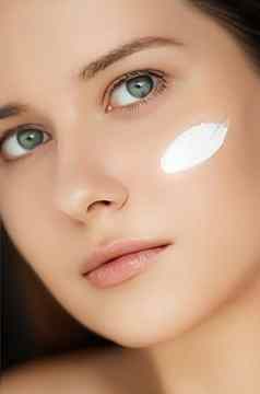 美脸奶油护肤品化妆品模型肖像女人应用保湿霜清洁剂乳液化妆剂产品脸颊奢侈品面部皮肤护理例程