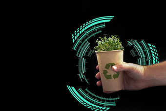 男人的手持有生态玻璃绿色植物黑色的背景空白空间文本聪明的现代回收生活塑料概念生态技术可持续发展的发展目标