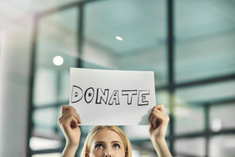 女人捐赠慈善机构持有标志支持企业办公室志愿者援助集资”社区企业