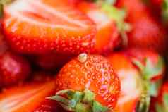 宏照片蜗牛前红色的开胃的草莓