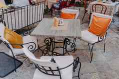 早....街空户外咖啡馆传统的木椅子等待客人游客咖啡馆阳台小欧洲城市夏天咖啡馆空表在户外咖啡馆欧洲咖啡店咖啡馆街在户外