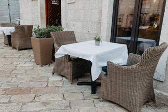 早....街空户外咖啡馆传统的木椅子等待客人游客咖啡馆阳台小欧洲城市夏天咖啡馆空表在户外咖啡馆欧洲咖啡店咖啡馆街在户外
