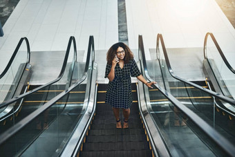移动关闭业务交易高角拍摄有吸引力的年轻的女商人采取<strong>来电</strong>自动扶梯现代办公室
