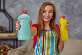 女人比较洗涤剂瓶首页清洁生活房间首页工作