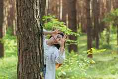 年轻的美丽的女人志愿者森林树微笑相机显示手手指心标志爱自然