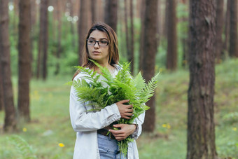 女人森林拥抱花束蕨类植物年轻的<strong>积极分子</strong>保护森林