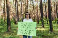 年轻的女积极分子站森林海报保存地球志愿者斗争森林砍伐