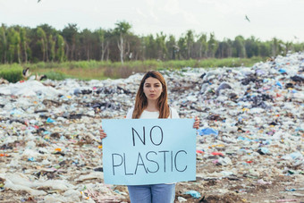 女志愿者雪桩垃圾填埋场海报塑料积极分子斗争环境污染