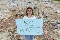 女志愿者雪桩垃圾填埋场海报塑料积极分子斗争环境污染