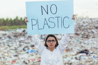 女志愿者雪桩垃圾填埋场海报塑料<strong>积极分子</strong>斗争环境污染
