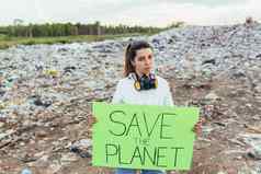 女人垃圾填埋场志愿者持有海报保存地球