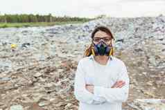 女科学家保护呼吸器面具垃圾填埋场评估水平环境污染