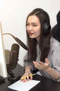年轻的女人专业麦克风耳机记录播客工作室技术媒体
