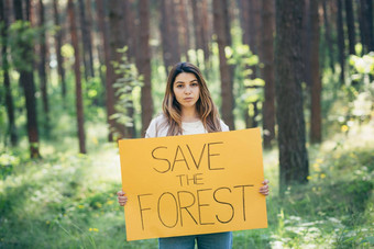 年轻的美丽的女人志愿者积极分子森林<strong>海报</strong>保存森林