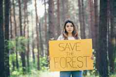 年轻的美丽的女人志愿者积极分子森林海报保存森林