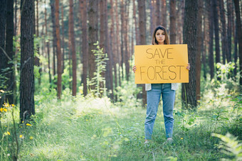 年轻的美丽的女人<strong>志愿者</strong>积极分子森林<strong>海报</strong>保存森林