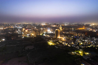空中无人机黄昏《暮光之城》拍摄显示橙色灯街道房屋市场周围摩天大楼城市逃伸展运动距离古尔加翁哈里亚纳邦德里