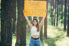 年轻的美丽的女人志愿者积极分子森林海报保存森林
