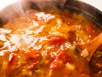 烹饪蔬菜汤平底锅安慰食物自制的餐