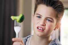 发明了蔬菜年轻的男孩拒绝吃西兰花首页