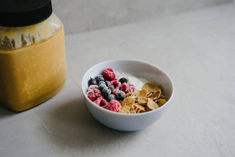 健康的早餐浆果谷物自然酸奶