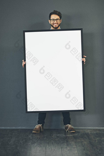 男人。站空白标志肖像框架显示复制空间广告市场营销黑暗背景快乐微笑聪明的的家伙持有大白色海报页面Copyspace