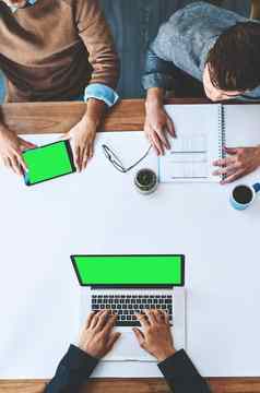 绿色屏幕Copyspace色度屏幕移动PC平板电脑办公室业务人会议讨论市场营销广告策略董事会