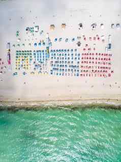 无人机空中视图迈阿密南海滩佛罗里达海滩色彩斑斓的椅子雨伞