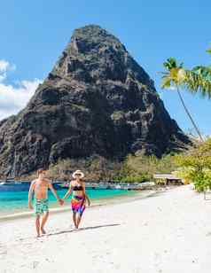 夫妇走海滩夏天假期阳光明媚的一天热带岛圣露西娅加勒比