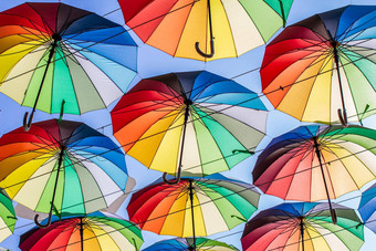 色彩斑斓的<strong>雨伞</strong>蓝色的绿色红色的彩虹<strong>雨伞背景</strong>街umbrellasin天空街装饰